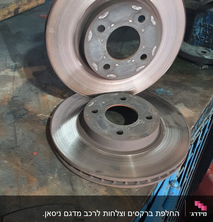 דיסקיות בלם ישנות על שולחן עבודה במוסך